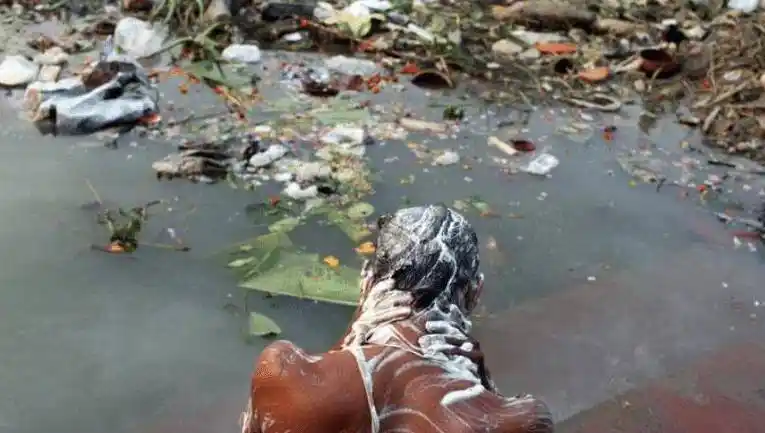 印度恒河"脏乱差",为何他们照样边洗澡边喝水,不去想着治理?