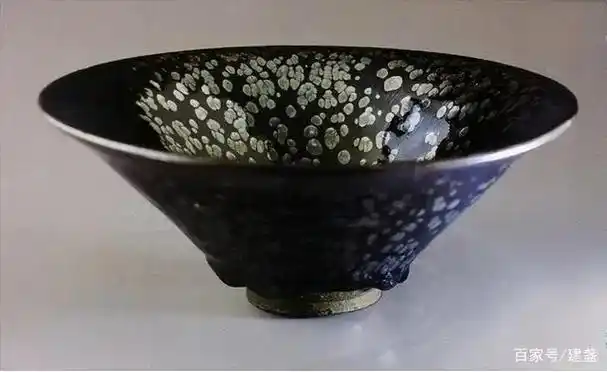 日本静嘉堂文库馆藏 黑底银滴大撇口建盏 - 抖音