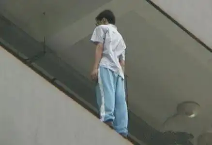15岁男孩跳楼身亡,家长血讨老师,校长力挺