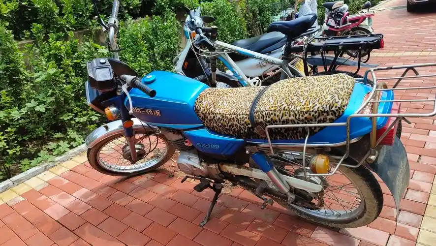 这种摩托车是九十年代流行的"金城"摩托车吧?记得那时候排气管