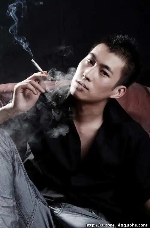 从抽烟姿势看男人的性格