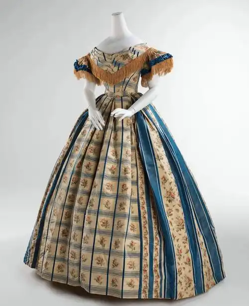 维多利亚中期超大摆印花丝绸晚礼服