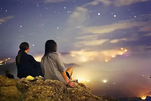 求一张,星空下一男一女坐在屋顶看着夜空.要唯美的,好看清晰的
