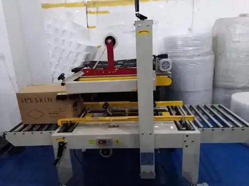 自适应纸箱尺寸高速封箱机图片_高清图-江苏省跋涉智能设备有限公司