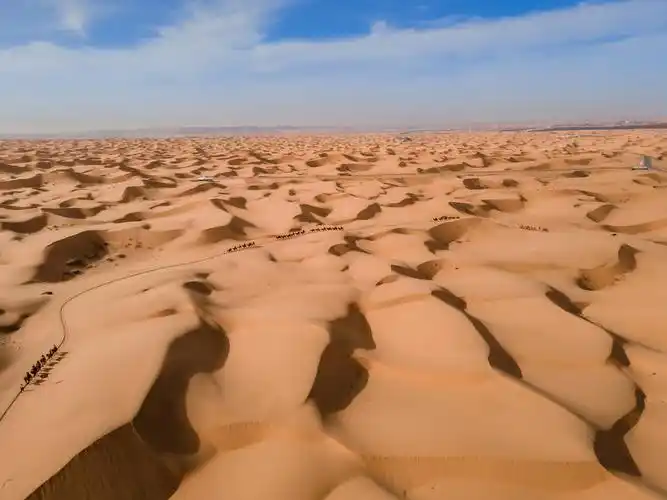 航拍宁夏银川腾格里沙漠沙的海洋