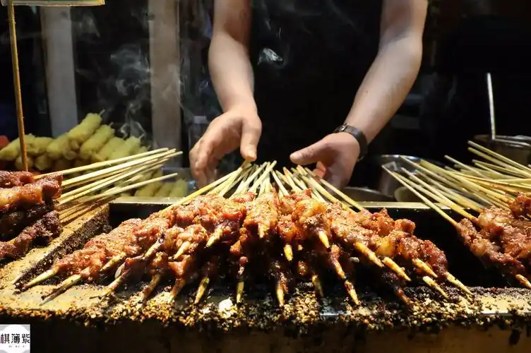 大学生垃圾桶旁吃烤串津津有味,一晚数万根签子,豆油皮最火