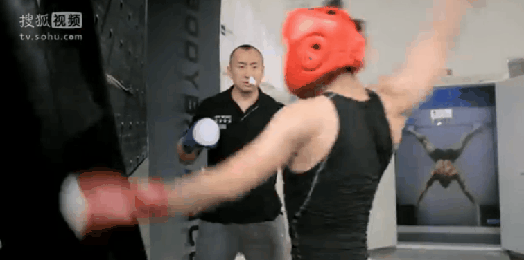 屌丝男士大鹏防备拳击gif动图_动态图_表情包下载_soogif