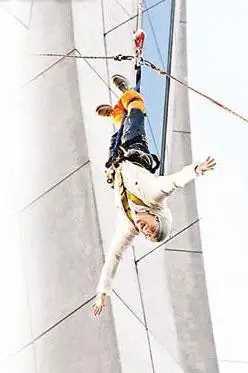 陈冠希蹦极破吉尼斯记录(图)