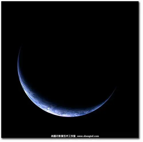 欧洲航天局"罗塞塔"彗星探测器捕捉到月牙形状的地球最新照片,明亮