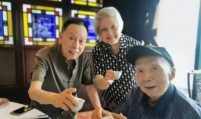 87岁黄俊英向86岁妻子崔凌霄公开表白,广东网友:这才是郎才女貌_粤语