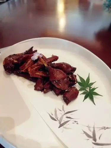 夏秋季食用鸭肉有消暑化湿的功效, 御香老鸭色泽油亮,红烧入味, 摆盘