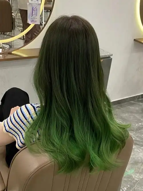 褪色面积35%-40%,即使长出新头发,只要底色够深就没有差异化,就不会