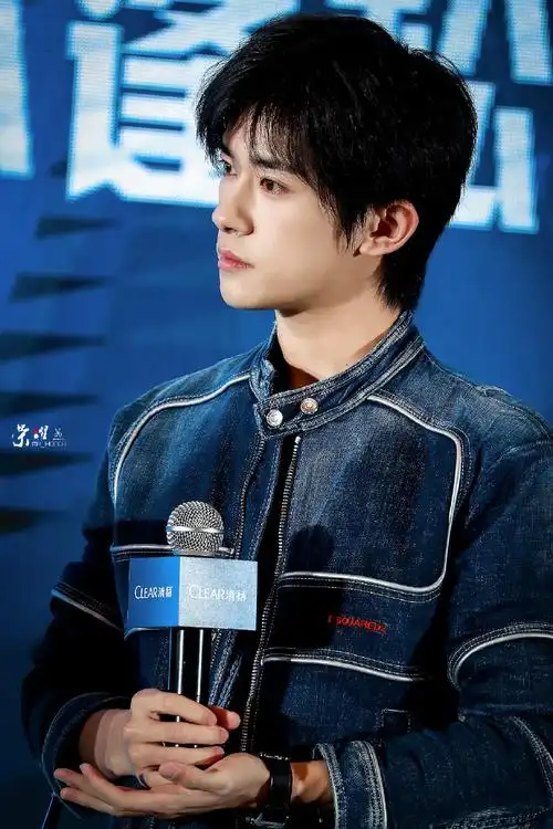 易烊千玺破洞针织内搭##一心一意,易烊千玺