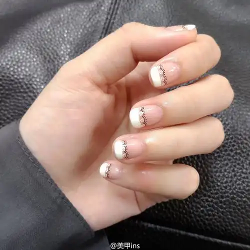 法式蕾丝美甲