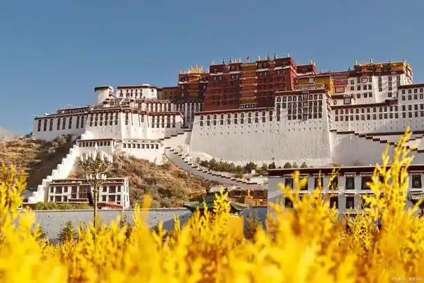 自治区首府拉萨市,是世界上最高的宫殿,也是西藏最著名的旅游景点之一