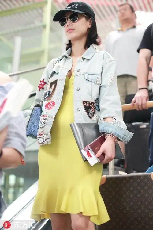 黄圣依现身小腹竟然微微隆起?莫非是衣服显胖?