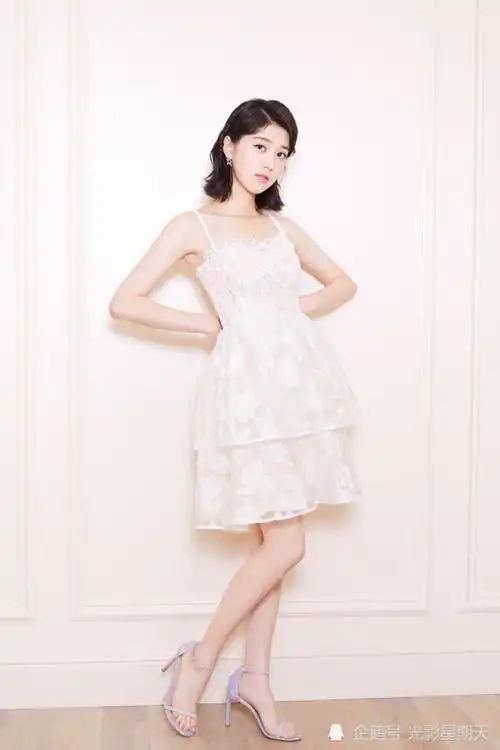李凯馨中短发温婉出镜吊带白裙端庄优雅锁骨迷人
