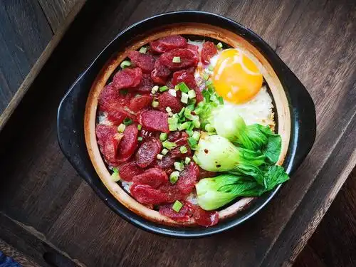 广式腊肠煲仔饭
