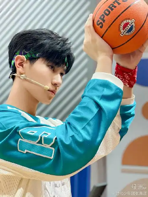 张真源运动小王子##张真源篮球合照
