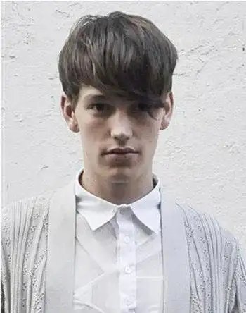 倒三角脸型男生发型适合倒三角形脸的时髦短发发型