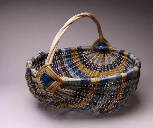 竹编是将竹子削成粗细均匀的竹篾,然后编织而成的手工艺品.