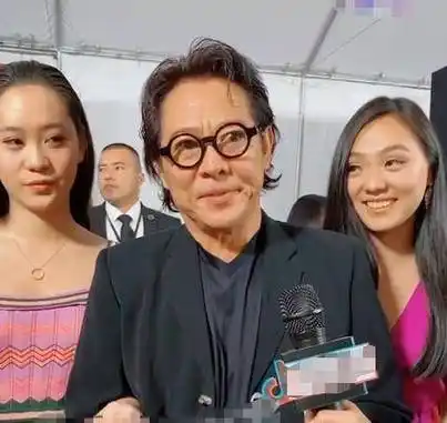 说:咱们两个女儿都挺奇怪的,长得既不像你又不像我_黄秋燕_爱情_李贽