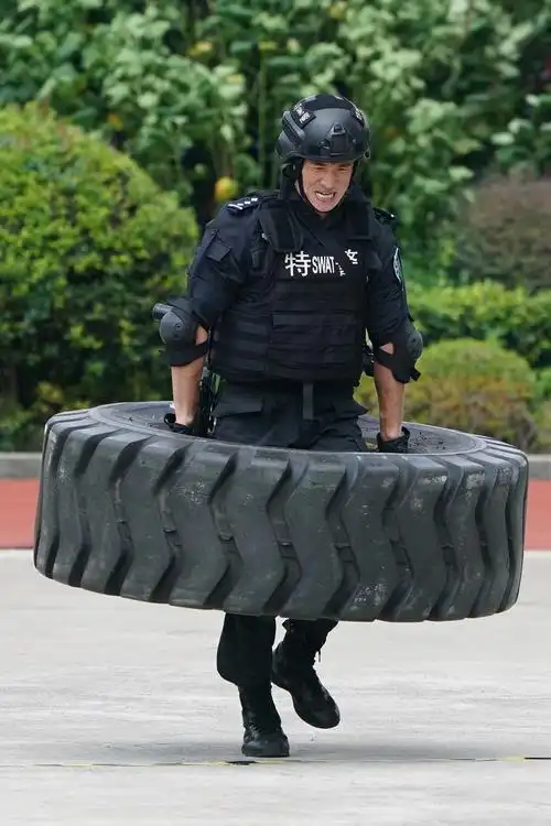 特警队员在进行综合越障.(中国日报记者 高尔强 摄)