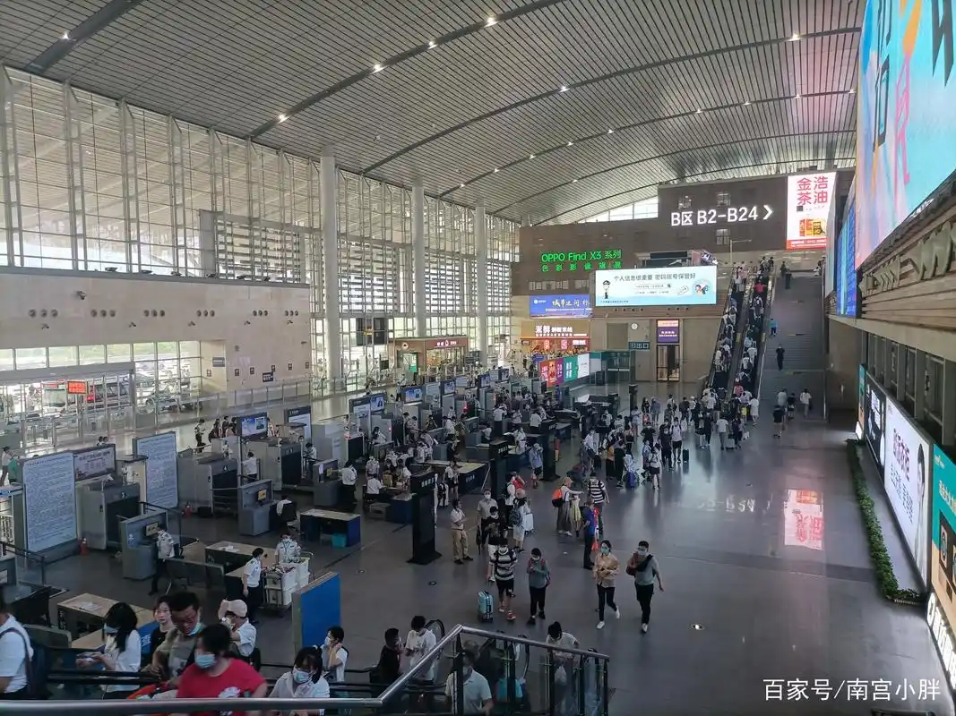 这些年走过的车站之长沙南站,候车大厅有茶颜悦色奶茶店