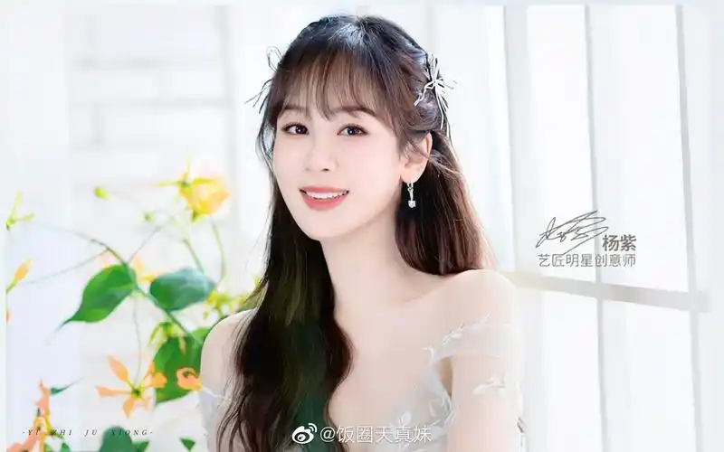 杨紫今日白色纱裙造型好仙女 戴着白色珍珠发箍氛围感满满_高清图集