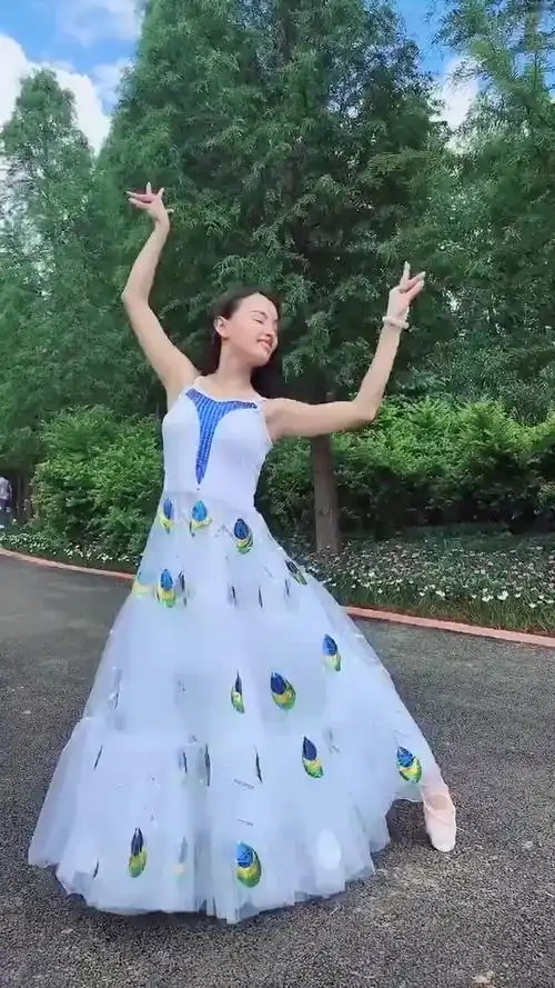 姑娘跳段孔雀舞,很多人都驾驭不了