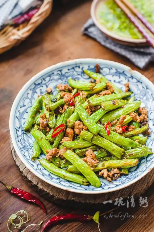 温馨提示:        1,油炸四季豆之前一定要将四季豆沥干水分