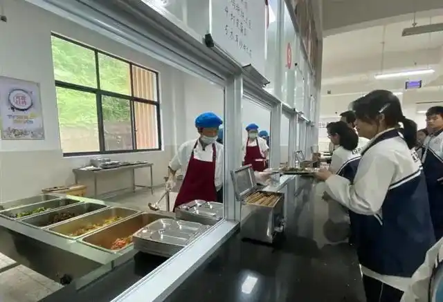 杭州建兰教育集团龙泉二中学生邱钰傑:"菜品和味道变