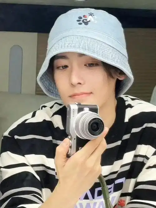 侯明昊 清爽自拍 真的很喜欢侯明昊的这组照片啊,拿着相机的自拍好