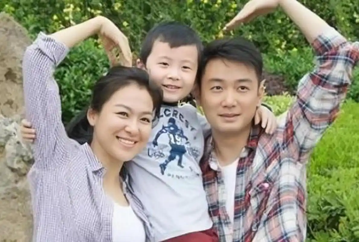 "古装女神"沈傲君和她的神秘老公的合影,据说沈傲君老公是乾隆皇帝