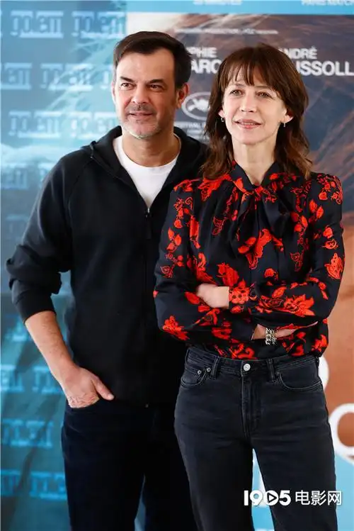 55岁苏菲玛索现身宣传新片体态挺拔气质优雅