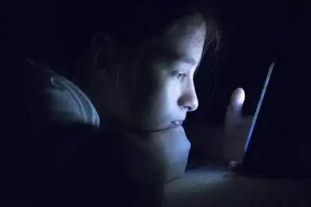 关灯玩手机对眼睛危害有多大 或导致青光眼眼膜结石