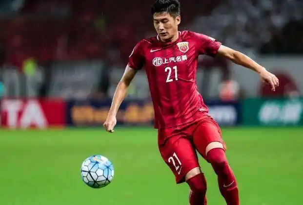 他为国足拼到重伤却没得到应有的善待,至今无缘国家队征召