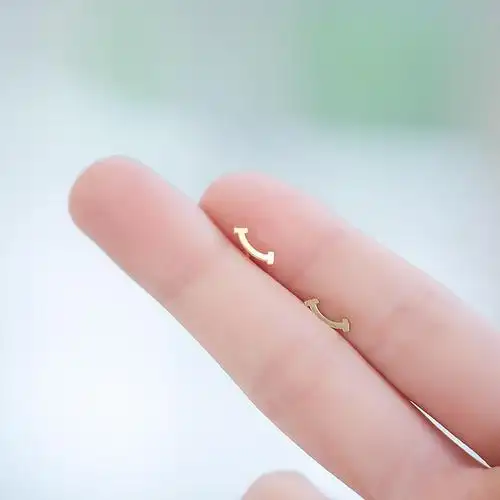 14k金拧螺丝耳钉女款 光面微笑耳骨钉耳饰 黄金珠宝首饰 23003