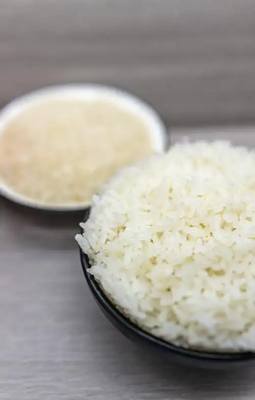 放在桌上的一碗米饭东北大米五常大米