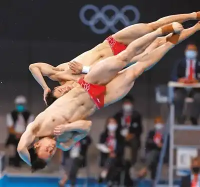 28日下午,东京奥运会跳水男子双人三米板的比赛进入最后一跳,原本一直