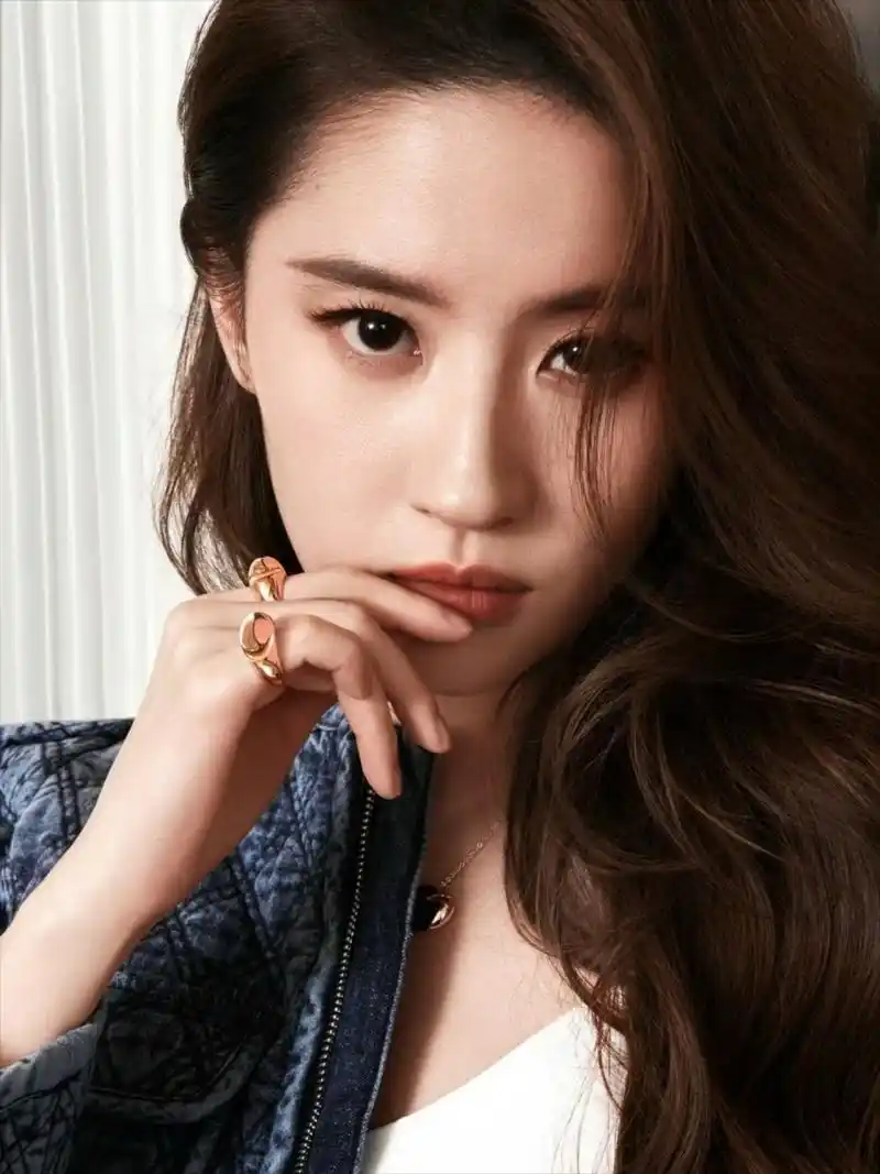 刘亦菲p1 p2今日份新照片,额头上的妈生胎毛刘海和海藻般发量狠狠羡慕