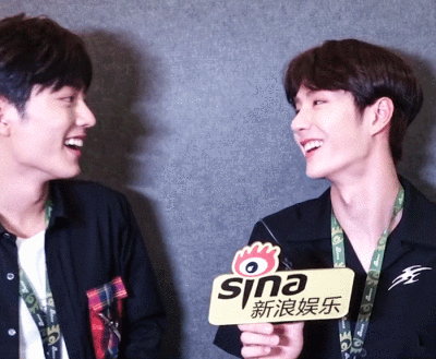 肖战王一博博君一肖撞肩膀