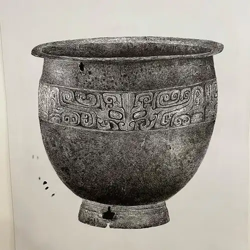 【文物钢笔画】商61兽面纹十字孔青铜无耳簋