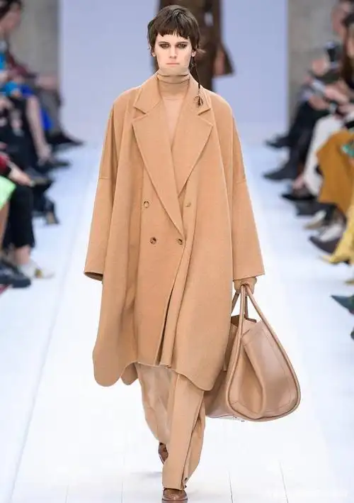 今年秋天第一杯"奶茶色"又火了!时髦百搭又不挑人,尽显好气质