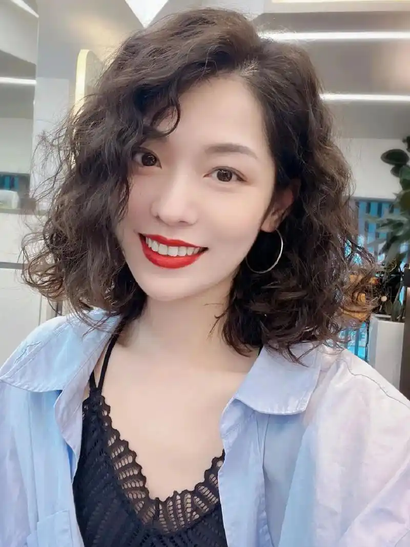 中发烫发陈淑婷发型肩膀长度的烫发