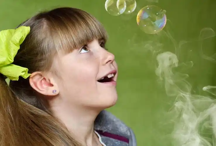 儿童,女孩,脸上,视图,肥皂泡,吸烟