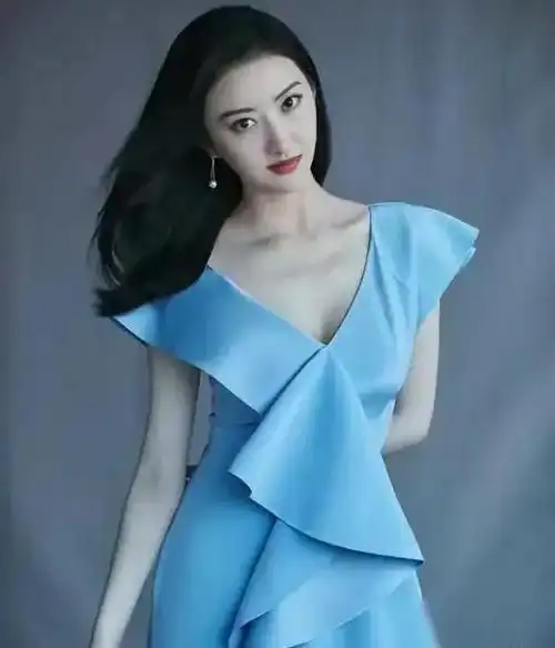 景甜身材真是丰满傲人比例让人挪不开眼