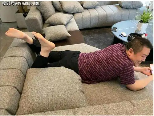 岳云鹏宅在家里玩游戏意外曝光家庭地位