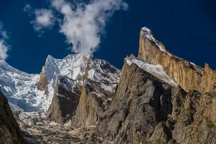 阿斯加德山位于加拿大,虽然它的四壁非常陡峭(背面的顶峰突破2000米)