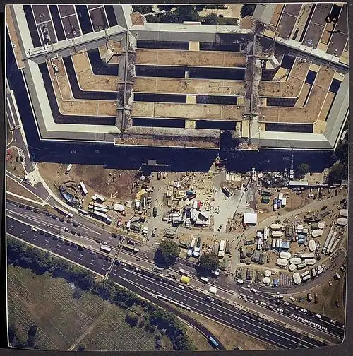 联邦调查局出示的照片,表明在911恐怖袭击事件中五角大楼的受损情况